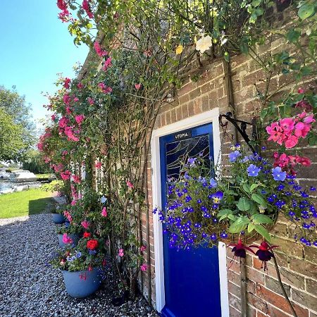 Adorable Two Bed Norfolk Broads Holiday Home - River Views With Moorings & Fishing Stalham Exterior foto