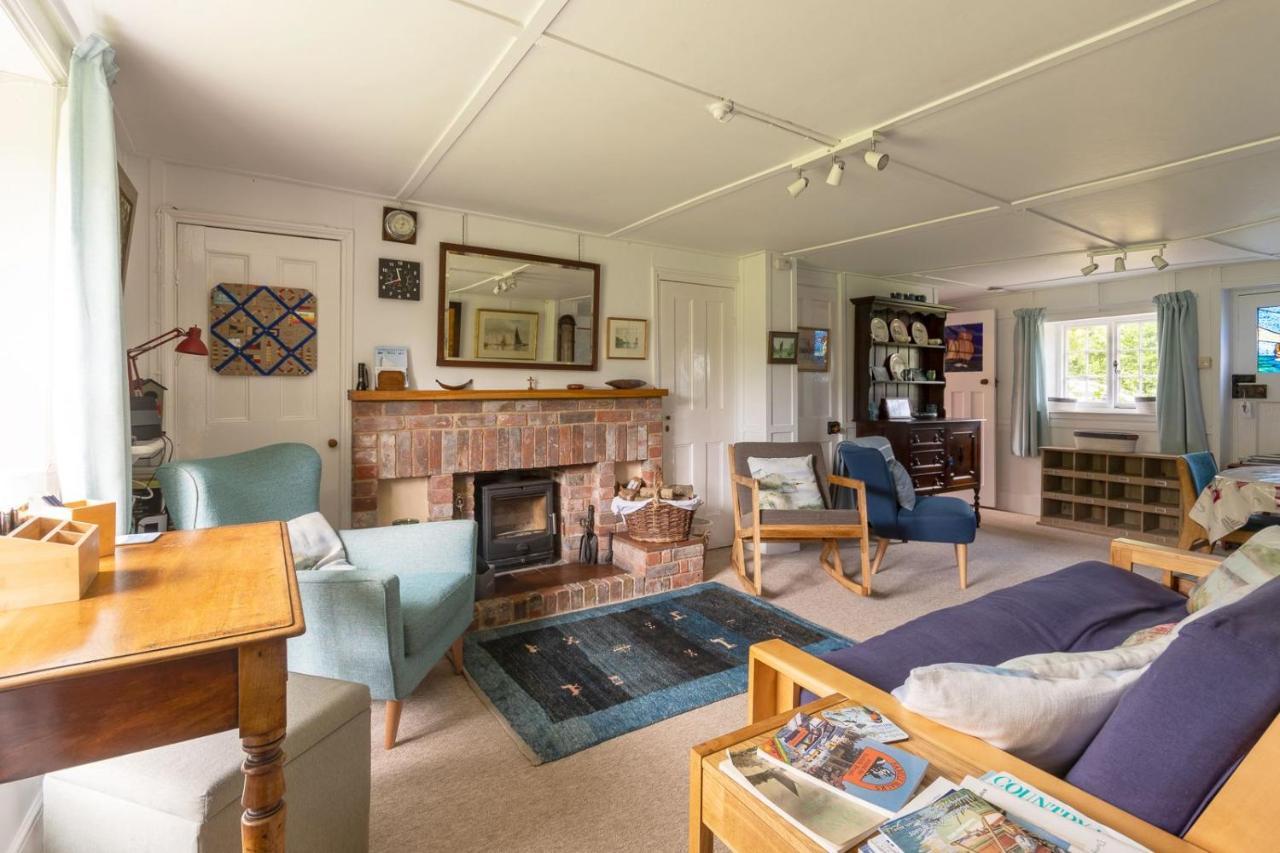 Adorable Two Bed Norfolk Broads Holiday Home - River Views With Moorings & Fishing Stalham Exterior foto