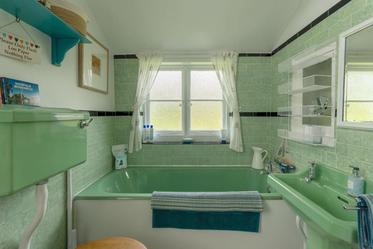 Adorable Two Bed Norfolk Broads Holiday Home - River Views With Moorings & Fishing Stalham Exterior foto