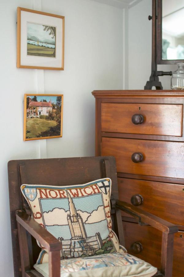 Adorable Two Bed Norfolk Broads Holiday Home - River Views With Moorings & Fishing Stalham Exterior foto