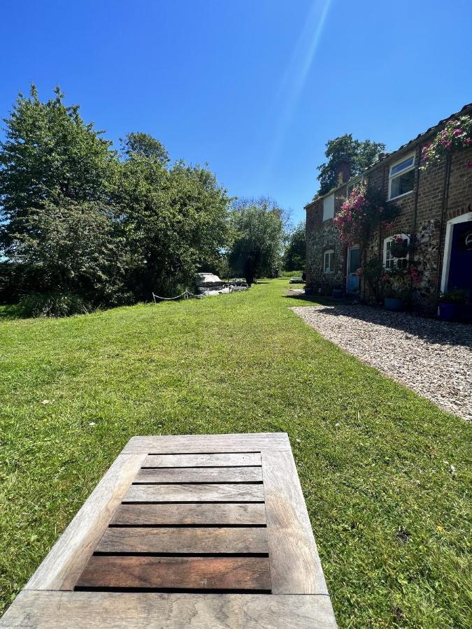Adorable Two Bed Norfolk Broads Holiday Home - River Views With Moorings & Fishing Stalham Exterior foto